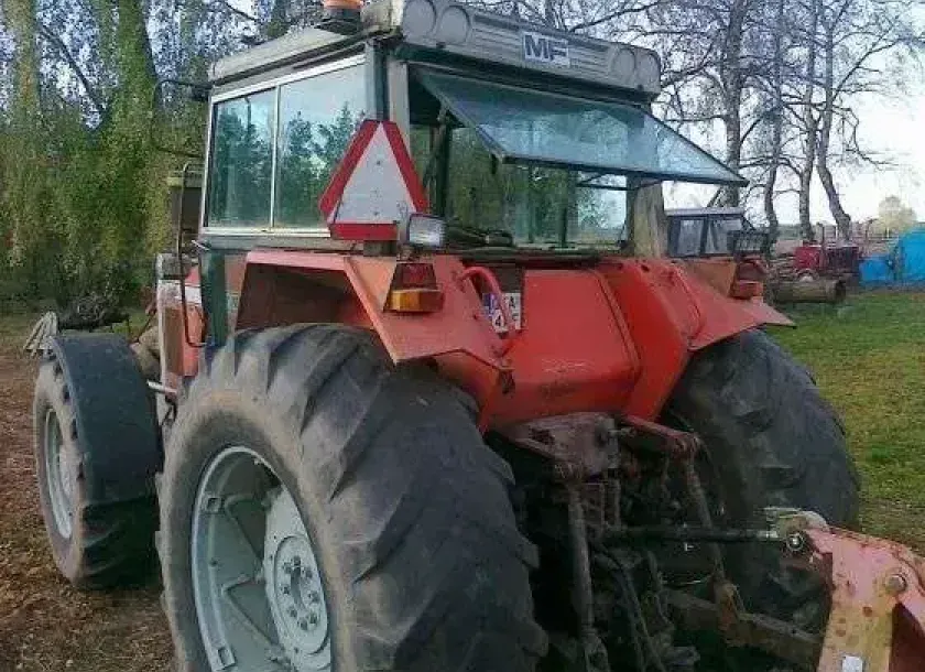 Tył używanej maszyny rolniczej MF 2680 korbanek