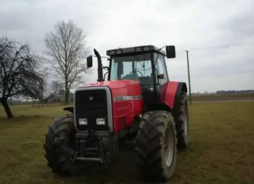 Czerwony ciągnik rolniczy Massey Fergusn 8140 z 1996 roku 