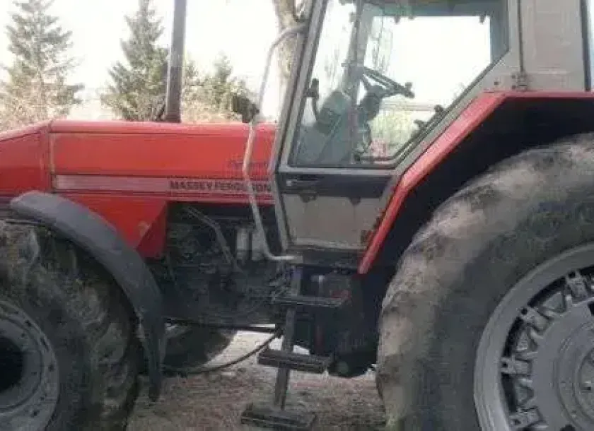 lewy bok ciągnika używanego Massey Fergyson 3690