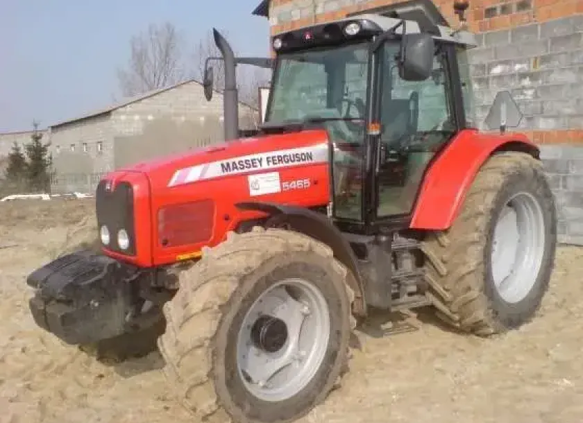 widok z lewego przodu ciągnika używanego MF 5465 