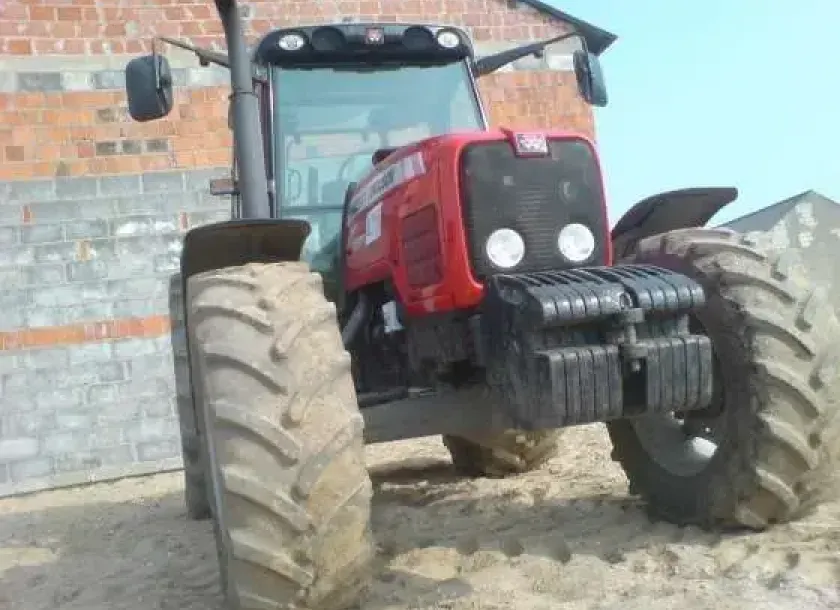 widok z przodu ciągnika Massey Ferguson 5465 bardzo dobry stan techniczny