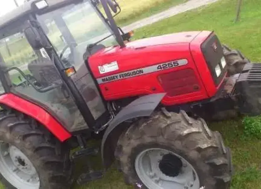 Używany Ciągnik rolniczy Massey Ferguson 4255 2003 r lewy bok