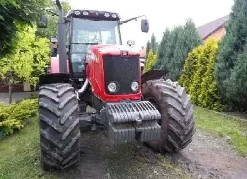 rzód traktora Massey Ferguson 6495 z zamontowanym obciążnikiem przednim 