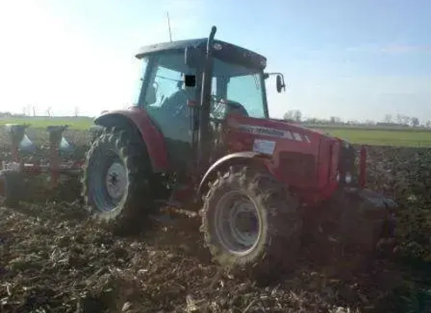 Niezawodny Ciągnik Massey Ferguson 5445 do zadań specjalnych