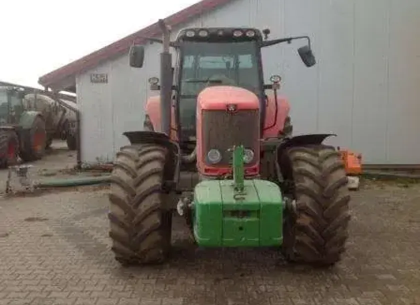 Zamontowany na ciągniku Massey Ferguson obciążnik przedni 