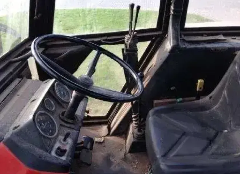 Kabina w ciągniku rolniczym Massey Ferguson 8110 