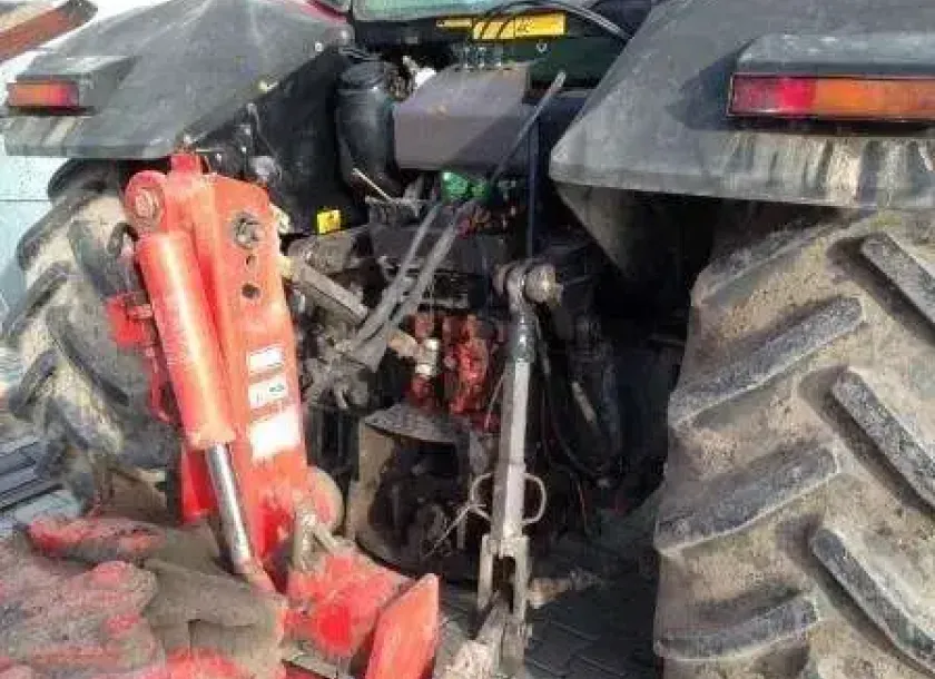 Tylny podnośnik w ciągniku Massey Ferguson 8110