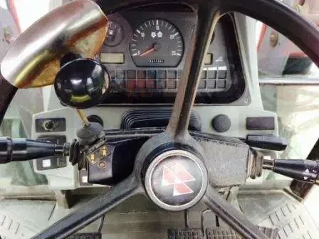 Używany Ciągnik Massey Ferguson 6130 rok produkcji 1996 widok z pozycji operatora