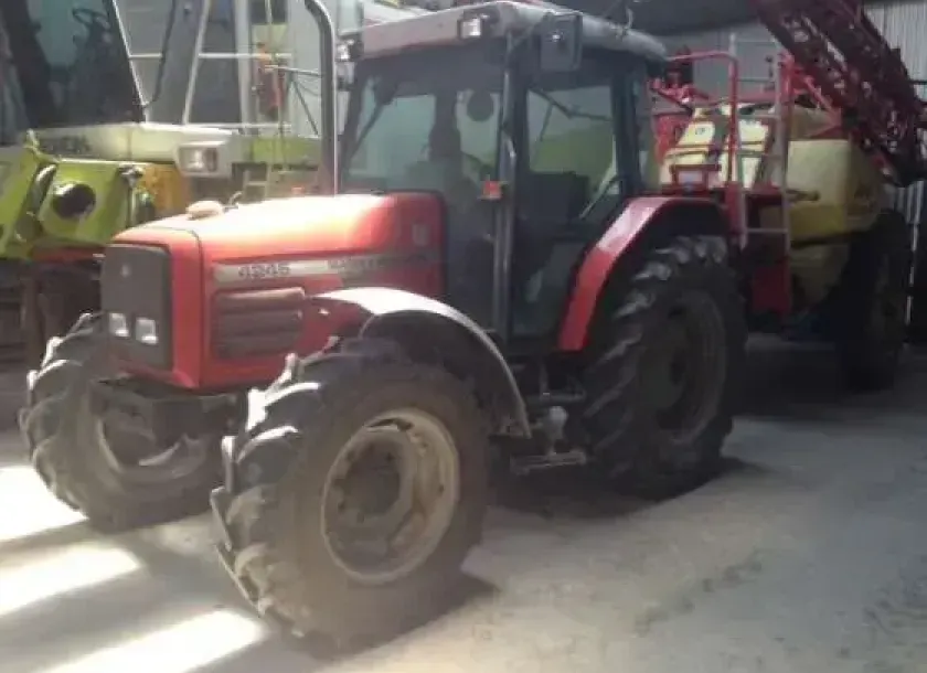 Używany ciągnik rolniczy Massey Ferguson 4245 z zaczepionym opryskiwaczem 