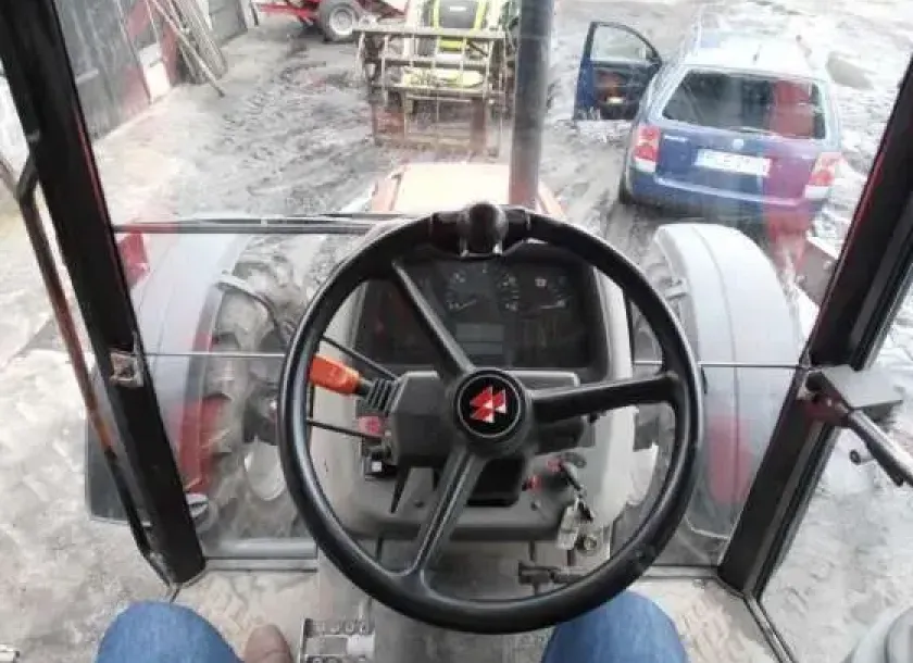 Widok kierowcy Ciągnik rolniczy Massey Ferguson 4270 110 KM kierownica szyba przednia