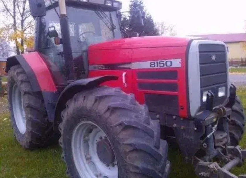 Przód i lewy bok ciągnika rolniczego Massey Ferguson 8150