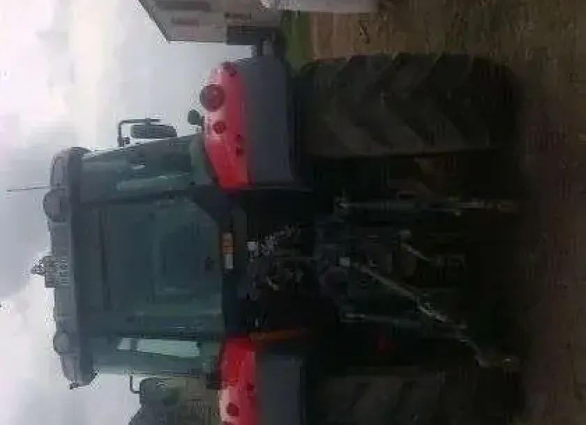 Tył traktora Massey Ferguson model 5465 120 KM tylne światła tylne opony tył kabiny 