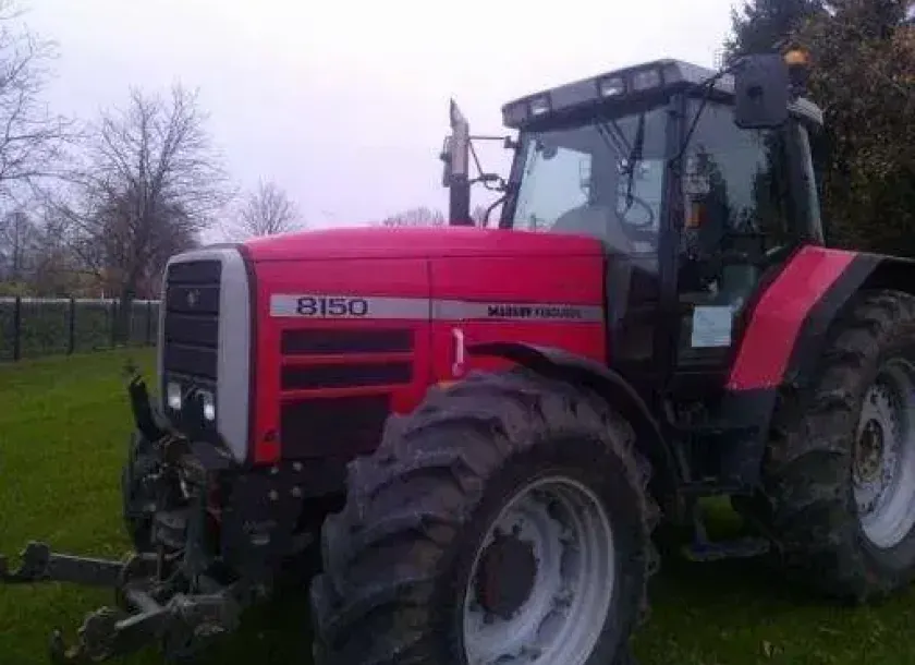 Prawy bok ciągnika Massey Ferguson 8150 