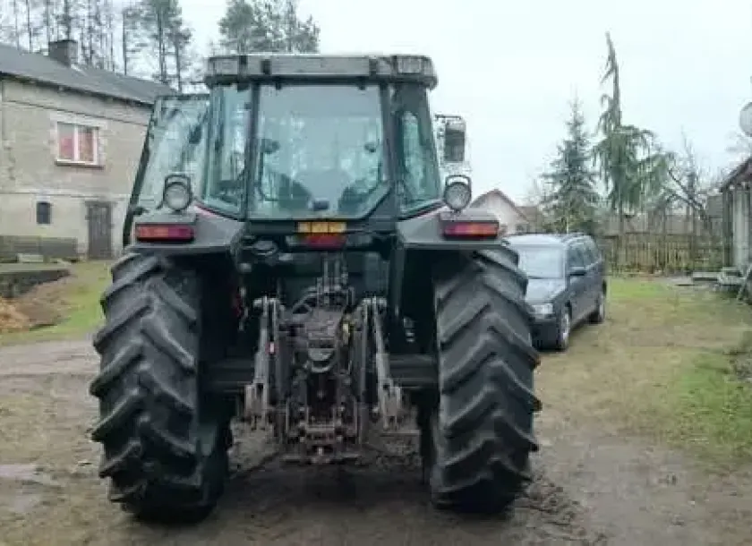 Tylny tuz ciągnika MF 6150 wyjścia hydrauliczne