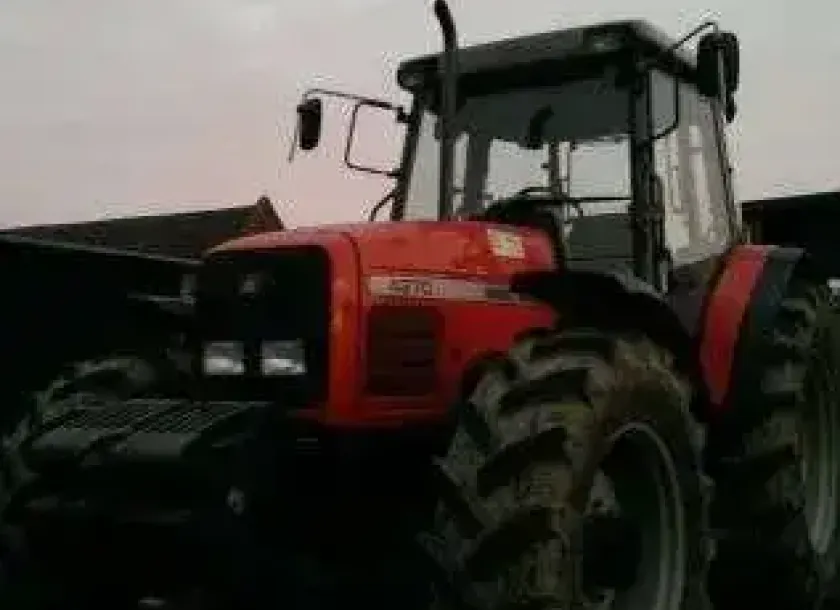 Ciągnik rolniczy Massey Ferguson 4270 zdjęcie artystyczne korbanek