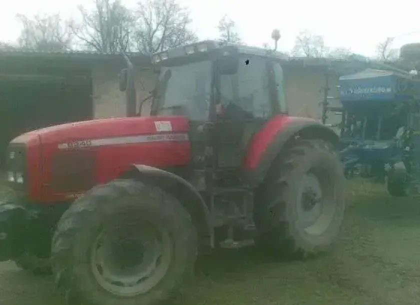 Ciągnik Massey Ferguson 8240 z agregatem