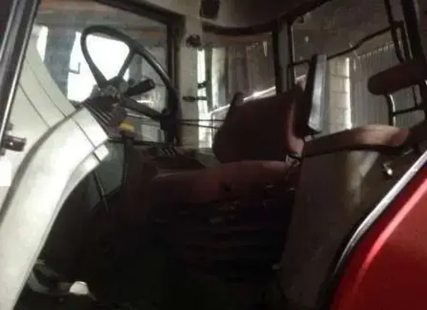 kabina wnętrze używany Ciągnik Massey Ferguson 8140  ergonomia