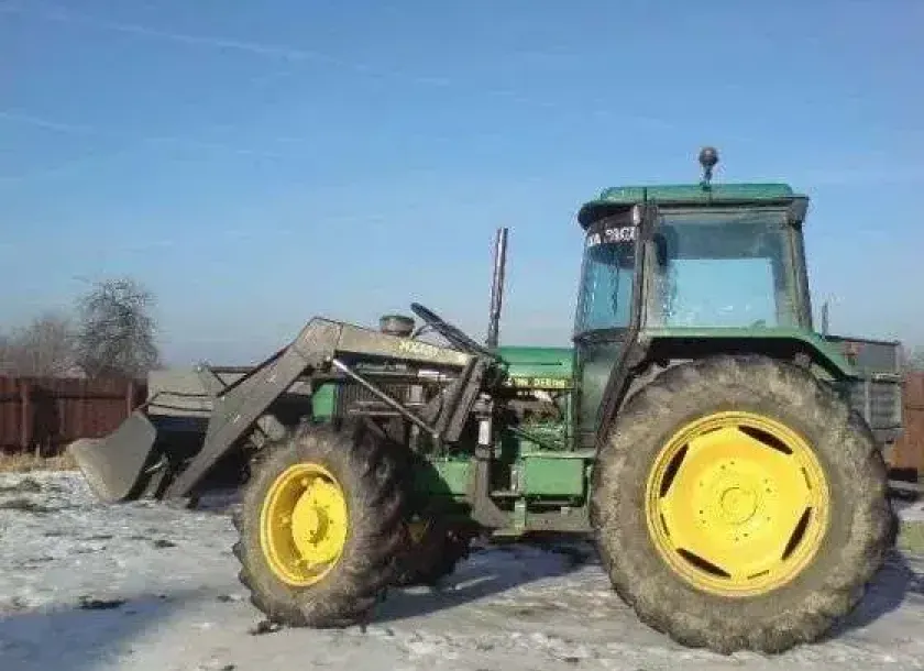 John Deere 3050 z ładowaczem czołowym widok z boku korbanek.pl
