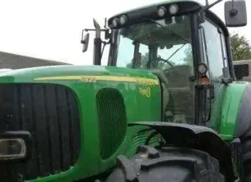 Widok maski w używanym ciągniku John Deere 6920.