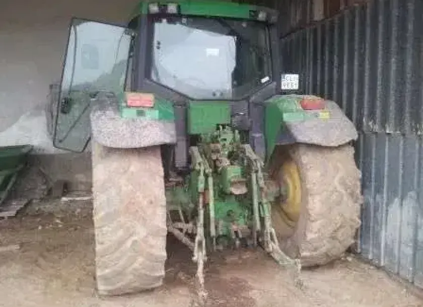 Fotogrfia od tyłu ciągnika John Deere 6410 .