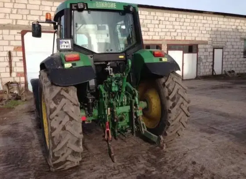 Tylny tuz w ciągniku rolniczym John Deere 6610 od korbanek.pl