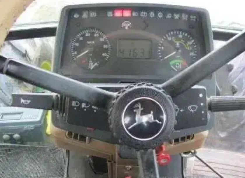 Deska rozdzielcza w ciągniku John Deere 6400.