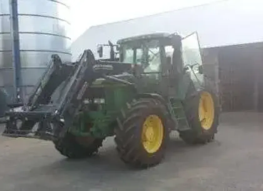 Zdjecie przedstawijace ciągnik JOHN Deere z ładowaczem używany .