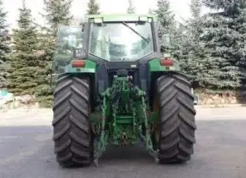 Widok od tyłu w ciągniku John Deere 6900 .