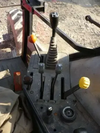 Układ sterowania huydrauliką ciagnika MAXXUM 5130