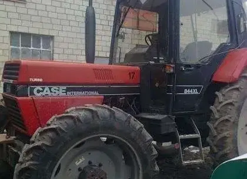 Lewa strona ciągnika CASE 844XL
