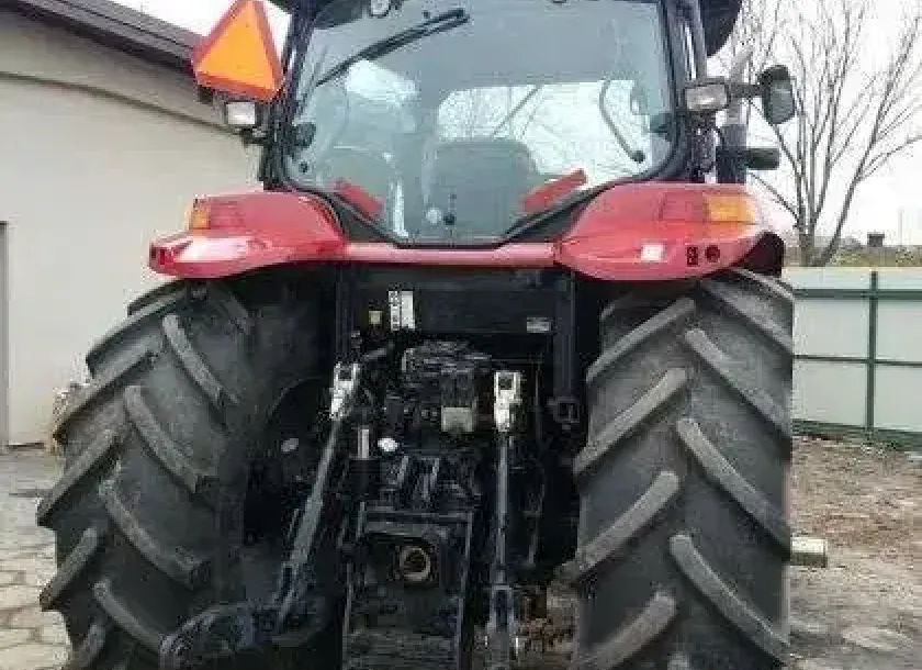 Tył ciągnika użwanego rolniczego Firmy CASE model MXU 135