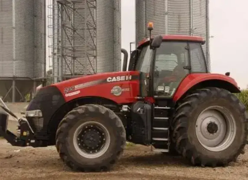 Na tle silosów stoi ciagnik CASE IH Magnum 235