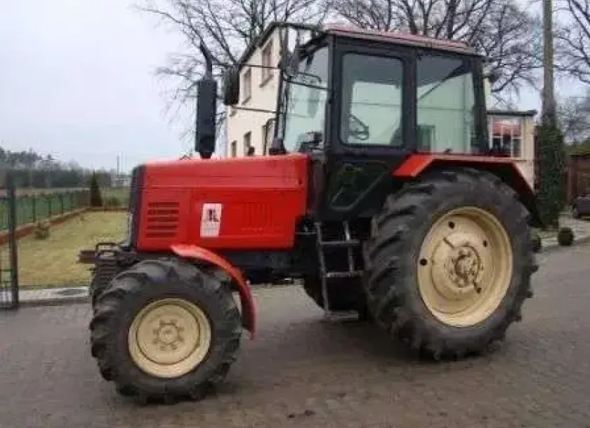 Lewy bok ciągnika rolniczego MTZ 82TS