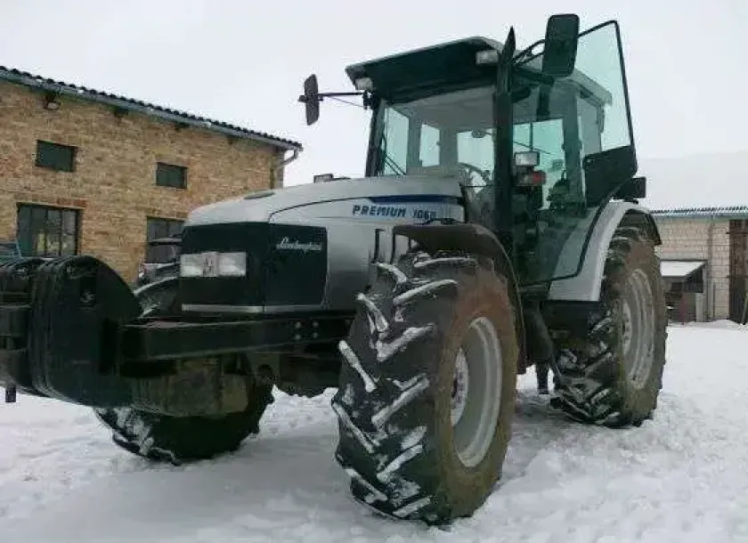 Używany traktor rolniczy Lamborghini 1060 z 2002 roku z zamontowanym obciążnikiem przednim 