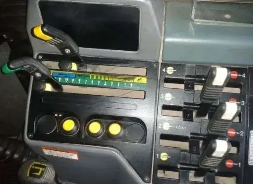 Dzwignie i przekładnie w kabinie ciągnika rolniczego Lamborgini R5 130