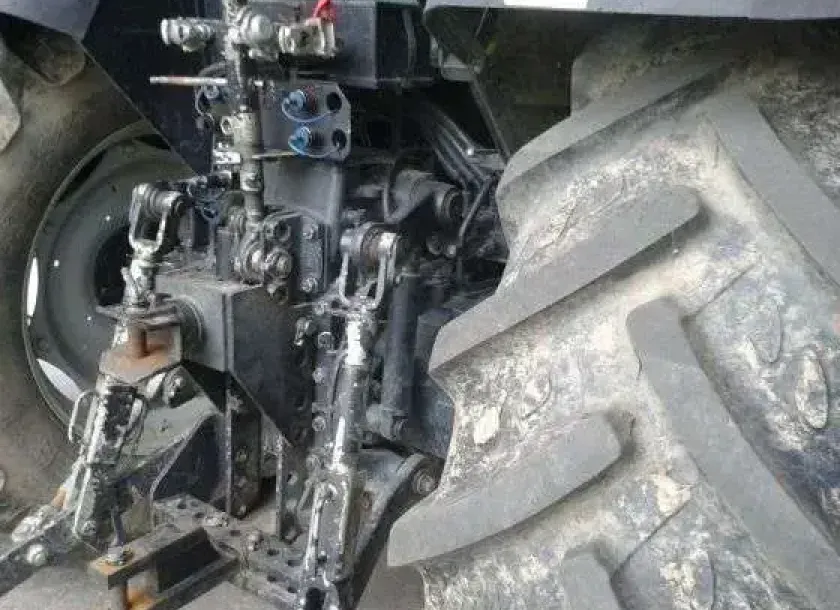 Układ mocowania narzędzi w używanym traktorze Lamborgini R5 130