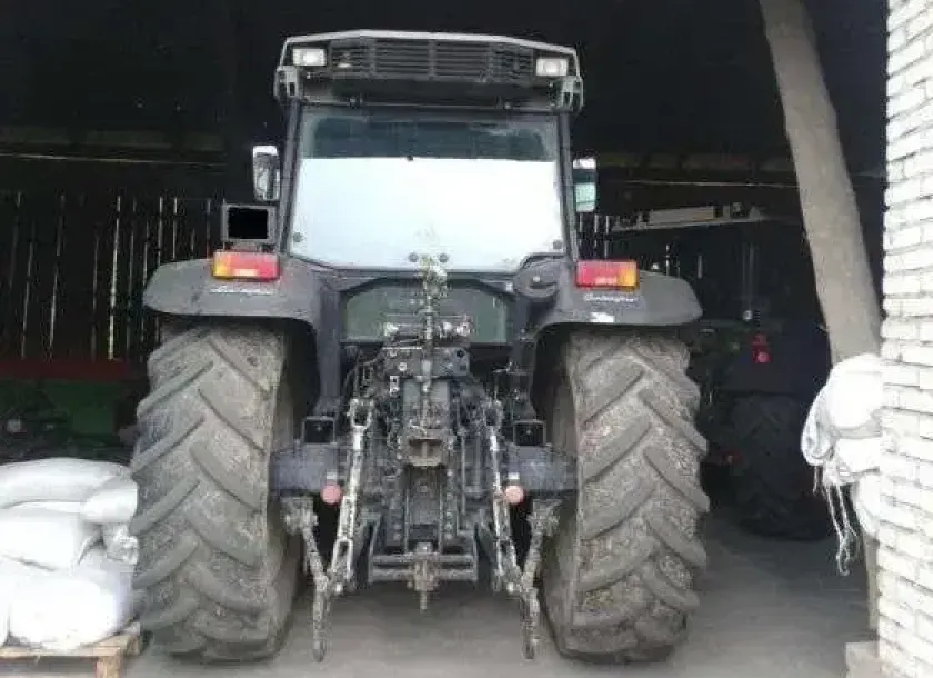 Układ mocowania narzędzi w ciągniku rolniczym Lamborgini R5 130