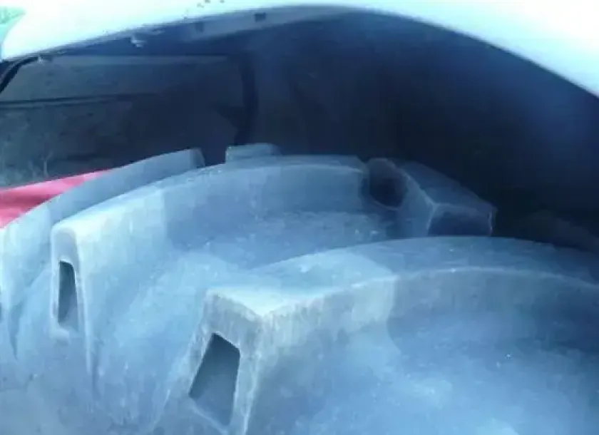 Zbliżenie na ogumienie ciągnika rolniczego LAMBORGHINI R4.105  z 2004 r