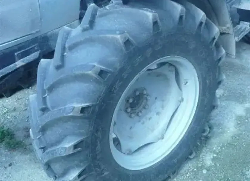 Dobry stan ogumienia przedniego w ciągniku rolniczegym LAMBORGHINI R4.105 