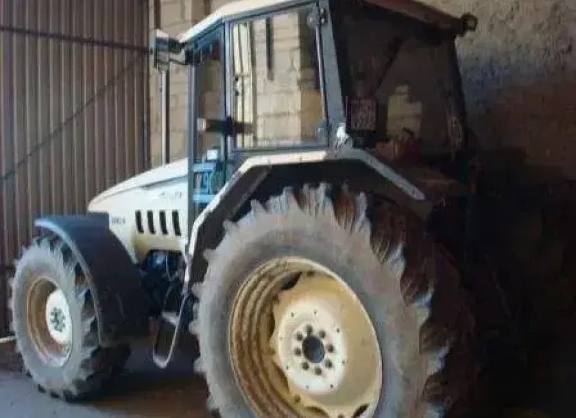 Widok na bok używanego garażowanego traktora rolniczego Lamborghini Turbo 90 używany z 2002