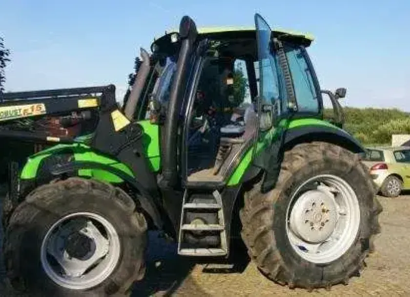 Zielony ciągnik Deutz Fahr Agrotron 100 z ładowaczem Stoll