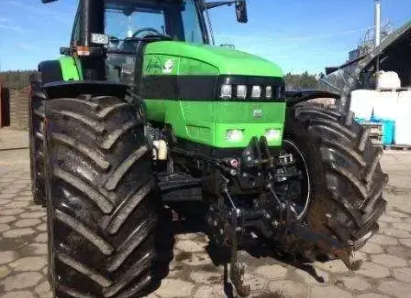 Używany ciągnik Deutz-Fahr Agrotron L 720 rok produkcji 2010 zdjęcie z przodu na utwardzonym placu
