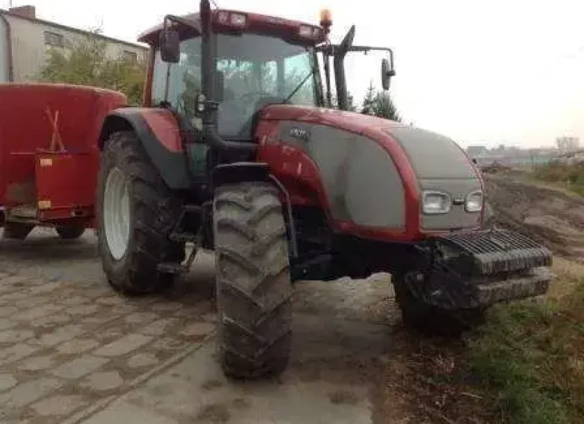 Przód ciągnika rolniczego Valtra T 120 