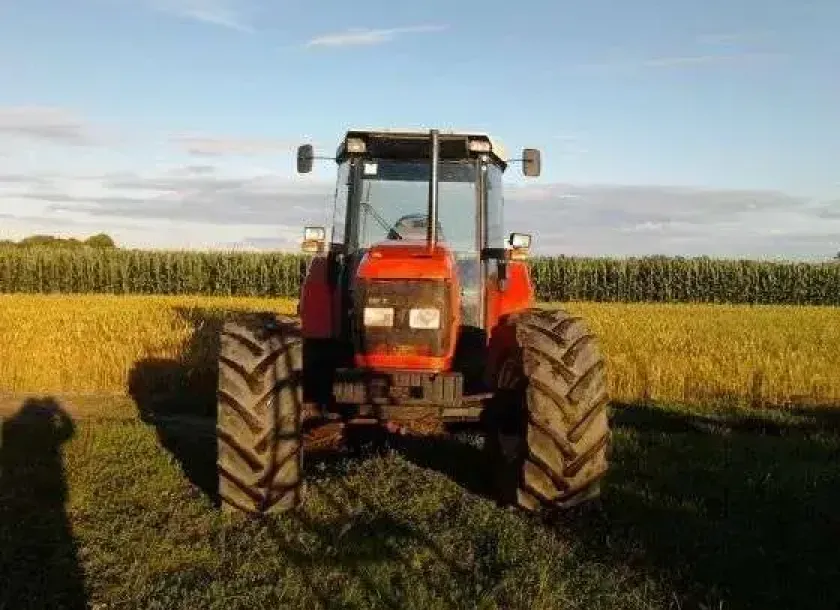 Przód używanego ciągnika rolniczego  Same Silver 100.6 stojącego na polu 