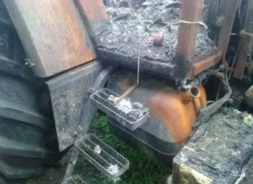 Zniszczone schodki i wejście do spalonego ciagnika Same 130 KM
