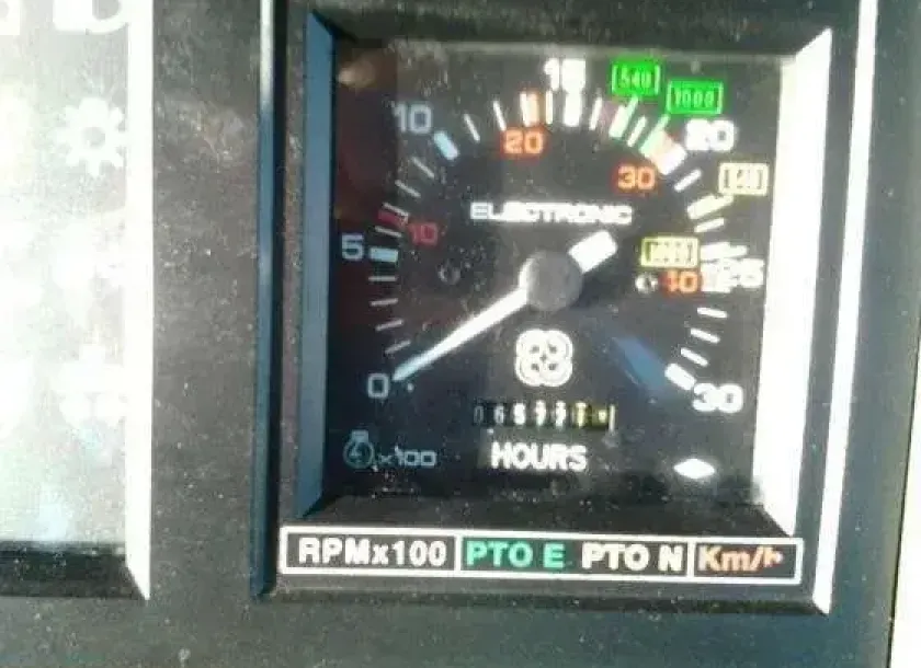 Wyświetlacz przepracownych motogodzin w ciągniku  Same Silver 100.6 z 1999 roku 