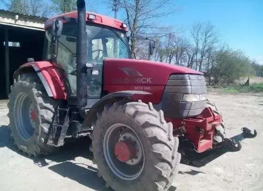 Czerwony używany ciągnik McCromik MTX 140