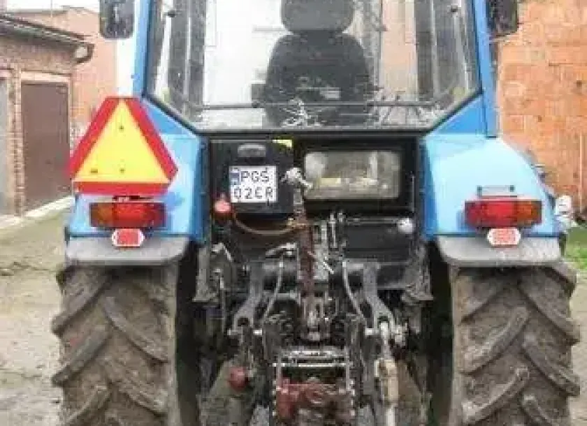 Ożwietlemnie tylne przedstawione w ciągniku rolniczym Pronar z 2005 roku 