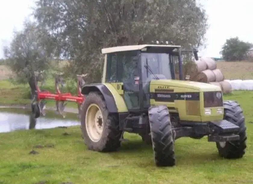 Ciagnik rolniczy Same Hurlimann 6135xb z zamontowany 4 - skibowym pługiem  