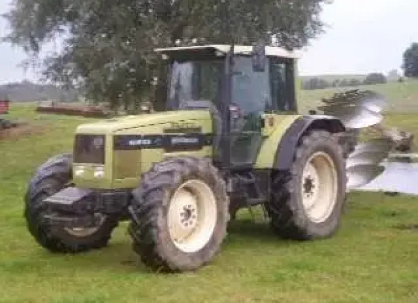 Używany seledynowy zadbany ciągnik Używany ciągnik rolniczy Same Hurlimann 6135xb z zamontowanym pługiem 